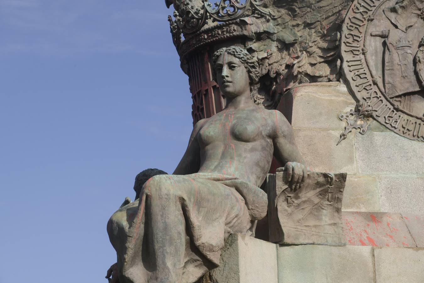 Fotos: El monumento a Colón de Valladolid amanece teñido con pintura roja y un enorme grafiti