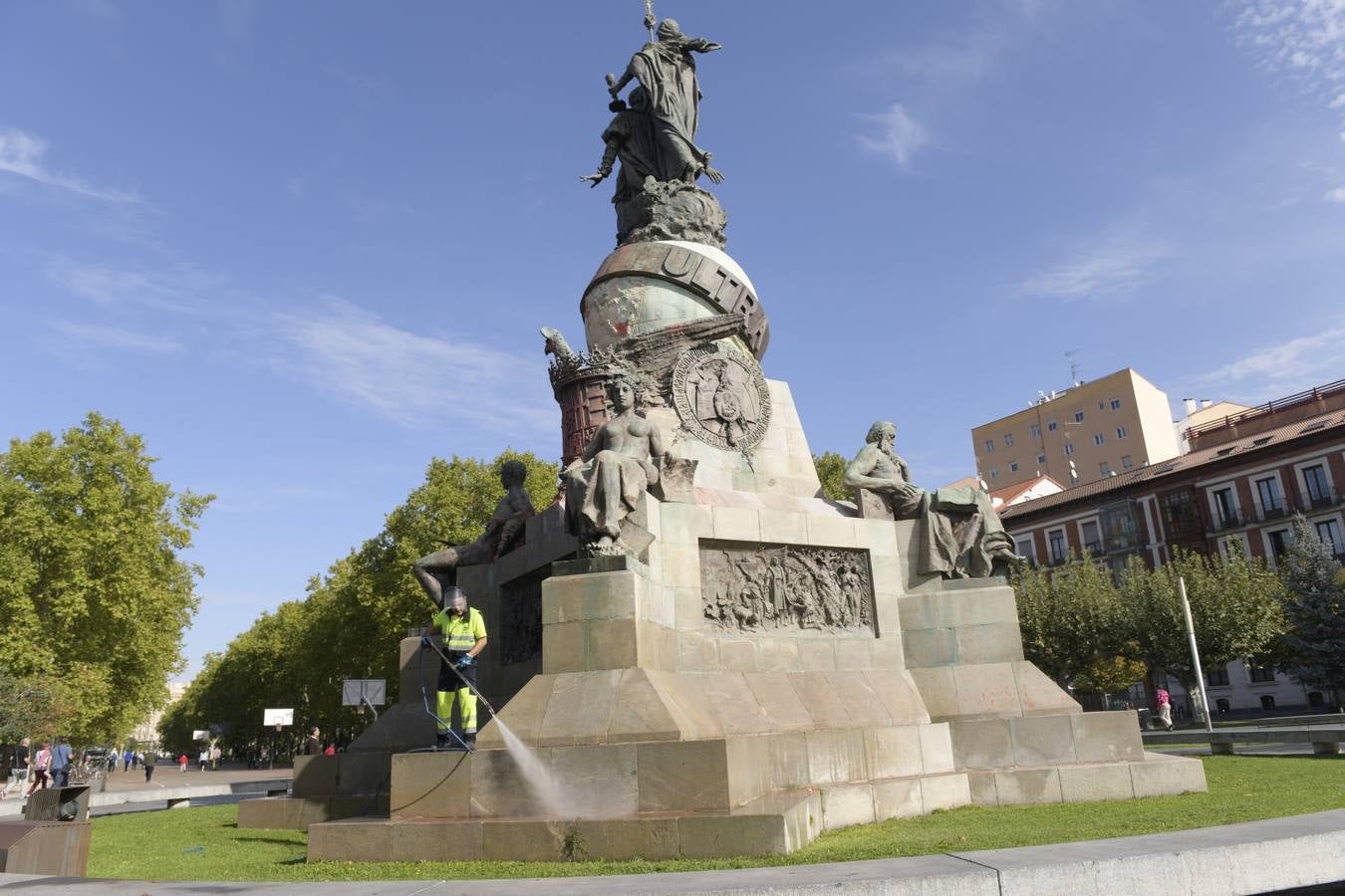 Fotos: El monumento a Colón de Valladolid amanece teñido con pintura roja y un enorme grafiti