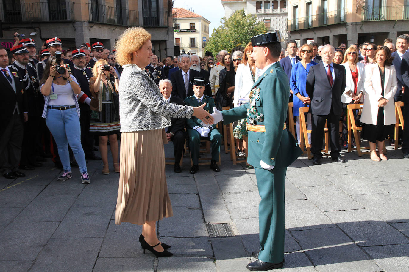 Cientos de personas han asistido a la celebración del 12 de octubre, Fiesta de la Guardia Civil, junto al Acueducto de Segovia, en un acto presidido por la subdelegada del Gobierno, Lirio Martín, y el teniente coronel jefe de la Comandancia, José Luis Ramírez.