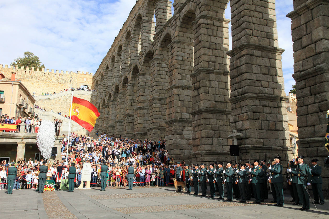 Cientos de personas han asistido a la celebración del 12 de octubre, Fiesta de la Guardia Civil, junto al Acueducto de Segovia, en un acto presidido por la subdelegada del Gobierno, Lirio Martín, y el teniente coronel jefe de la Comandancia, José Luis Ramírez.