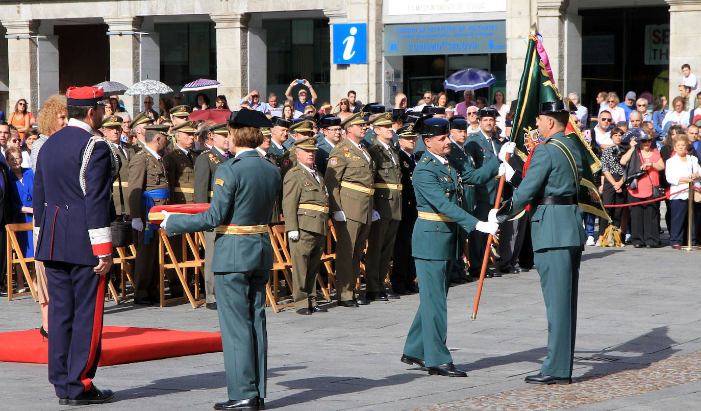 Cientos de personas han asistido a la celebración del 12 de octubre, Fiesta de la Guardia Civil, junto al Acueducto de Segovia, en un acto presidido por la subdelegada del Gobierno, Lirio Martín, y el teniente coronel jefe de la Comandancia, José Luis Ramírez.