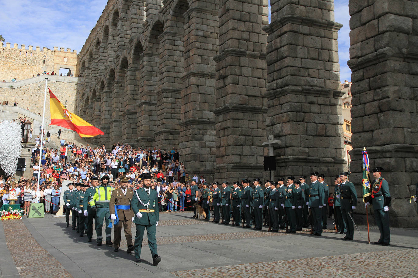 Cientos de personas han asistido a la celebración del 12 de octubre, Fiesta de la Guardia Civil, junto al Acueducto de Segovia, en un acto presidido por la subdelegada del Gobierno, Lirio Martín, y el teniente coronel jefe de la Comandancia, José Luis Ramírez.