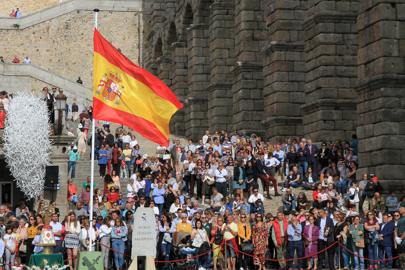 Cientos de personas han asistido a la celebración del 12 de octubre, Fiesta de la Guardia Civil, junto al Acueducto de Segovia, en un acto presidido por la subdelegada del Gobierno, Lirio Martín, y el teniente coronel jefe de la Comandancia, José Luis Ramírez.