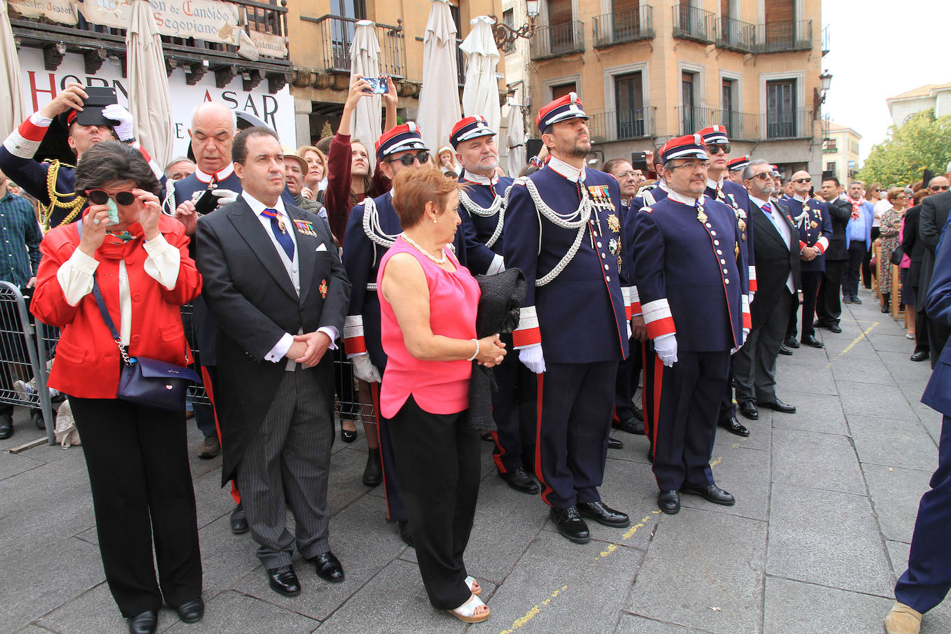 Cientos de personas han asistido a la celebración del 12 de octubre, Fiesta de la Guardia Civil, junto al Acueducto de Segovia, en un acto presidido por la subdelegada del Gobierno, Lirio Martín, y el teniente coronel jefe de la Comandancia, José Luis Ramírez.