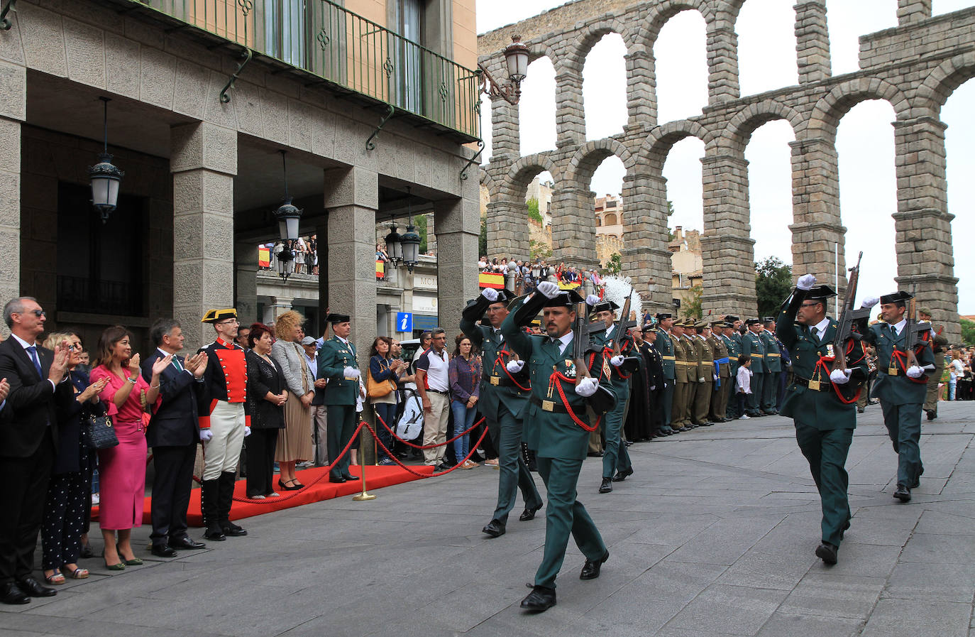 Cientos de personas han asistido a la celebración del 12 de octubre, Fiesta de la Guardia Civil, junto al Acueducto de Segovia, en un acto presidido por la subdelegada del Gobierno, Lirio Martín, y el teniente coronel jefe de la Comandancia, José Luis Ramírez.