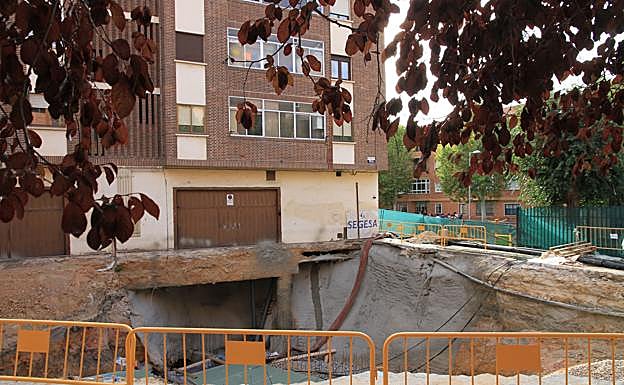 Aspecto actual de las obras que se realizan en el socavón de la plaza Aurelio Hernández. 