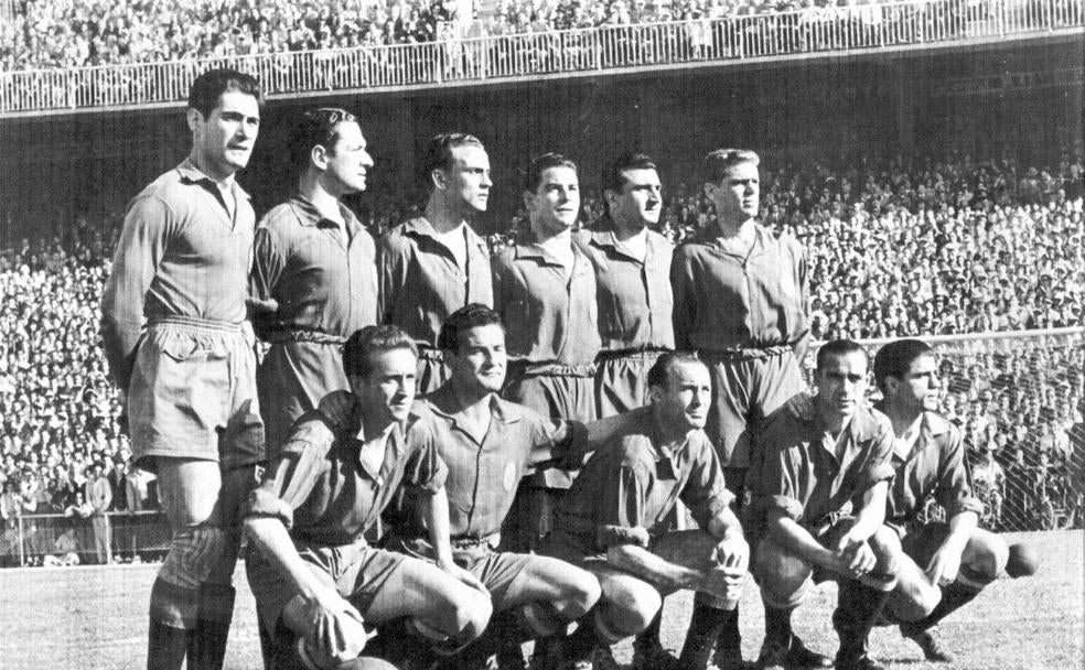 El primer vallisoletano que alcanzó la internacionalidad absoluta con España fue Gerardo Coque, que debutó contra Irlanda el 1 de junio de 1952. Marcó el primero de los seis tantos de la selección española, pero después sufrió una fractura y tuvo que jugar con el brazo en cabestrillo. Aquí le vemos, el segundo de izquierda a derecha en la fila de abajo, entre Basora y César.