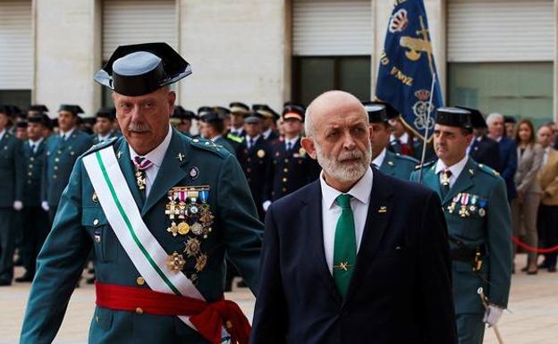 El director general de la Guardia Civil, Félix Vicente Azón, y el jefe de la Benemérita en Cataluña, Pedro Garrido (izda.),