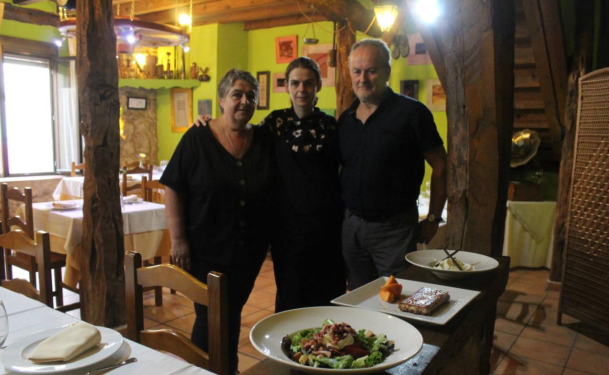 Los propietarios del establecimiento segoviano, Cristina Barroeta, Ana Municio y Andrés Municio, posan con tres de sus platos. 