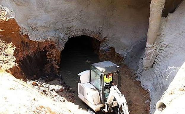 Imagen de hace unas semanas de una máquina trabajando en el socavón del Clamores.