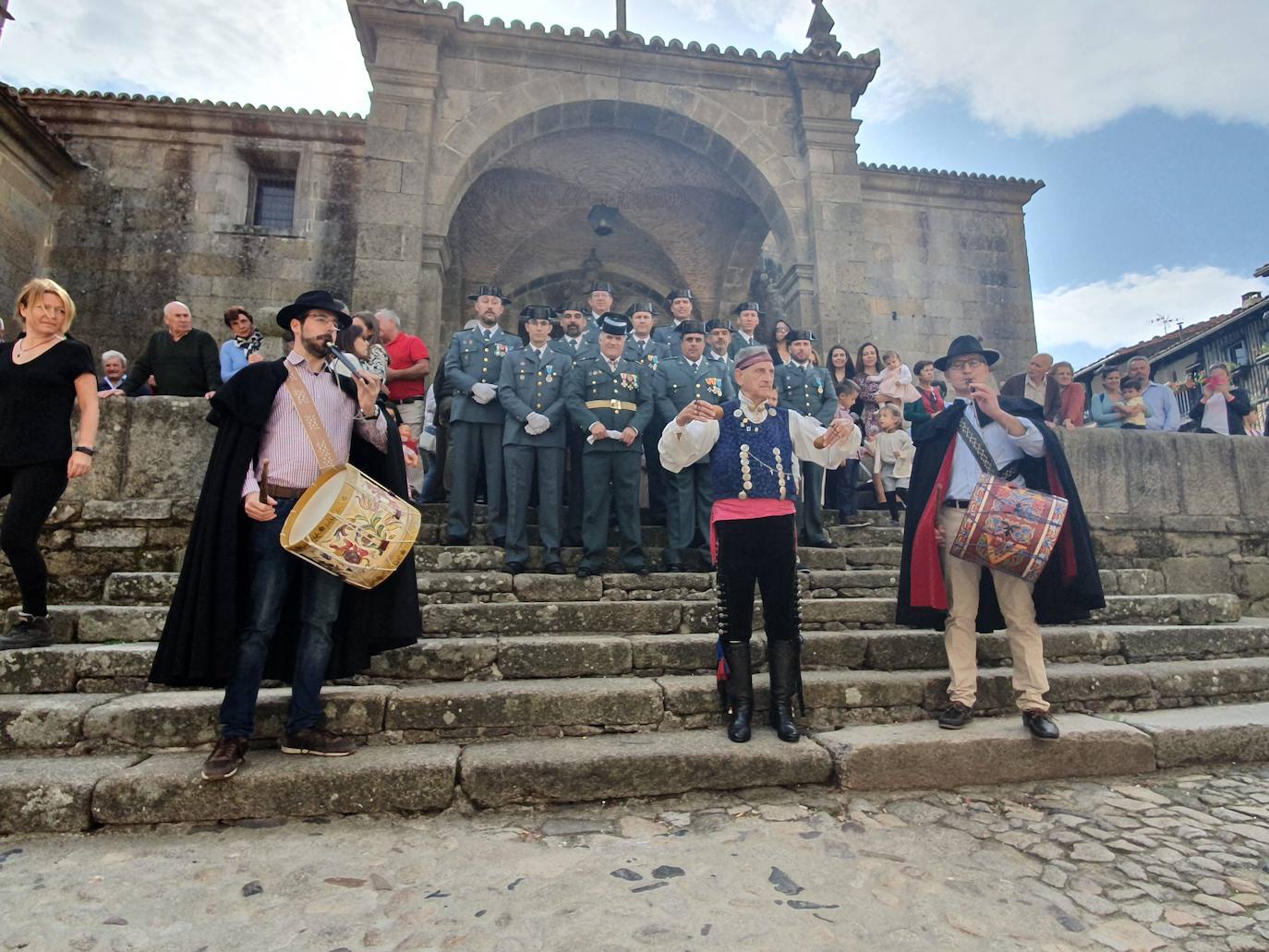 Uno de los agentes aprovechó el acto para pedir a su pareja matrimonio ante el asombro de todos