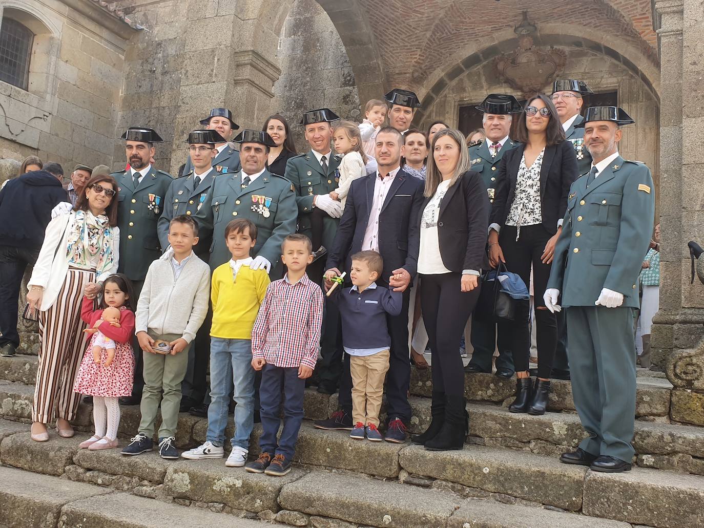 Uno de los agentes aprovechó el acto para pedir a su pareja matrimonio ante el asombro de todos