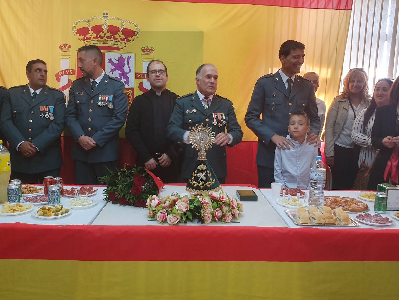 Uno de los agentes aprovechó el acto para pedir a su pareja matrimonio ante el asombro de todos