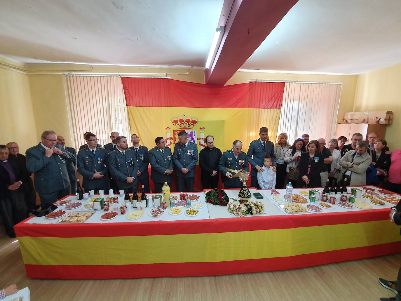 Uno de los agentes aprovechó el acto para pedir a su pareja matrimonio ante el asombro de todos