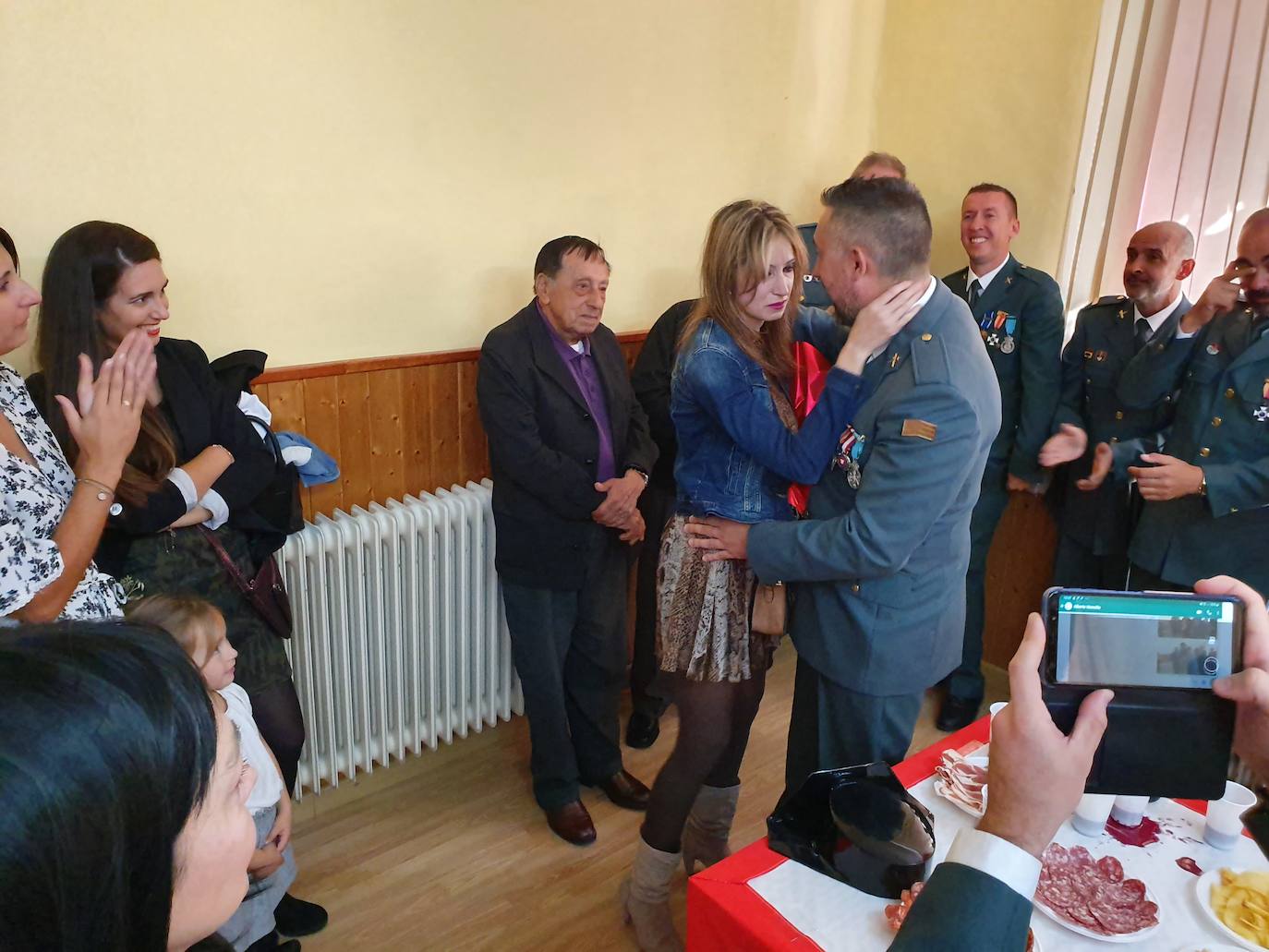 Uno de los agentes aprovechó el acto para pedir a su pareja matrimonio ante el asombro de todos