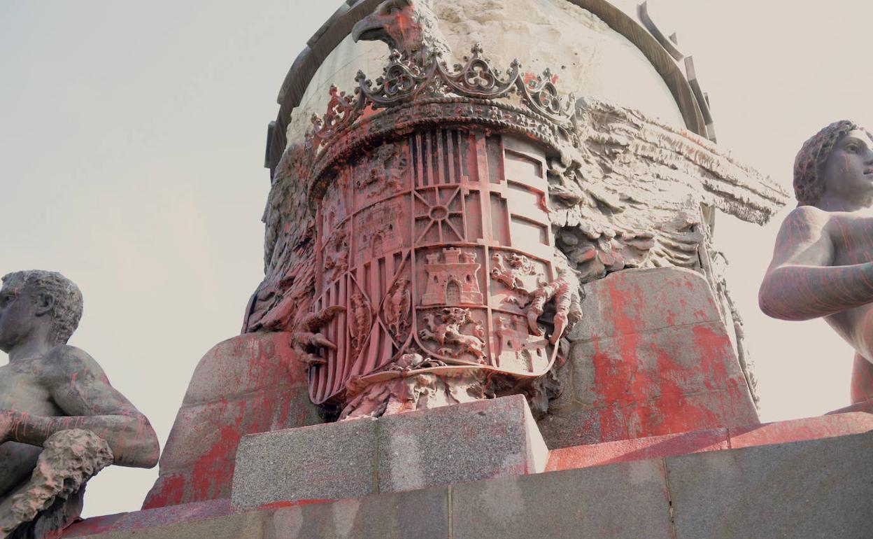 Pintura vertida en la madrugada del sábado sobre el monumento. 