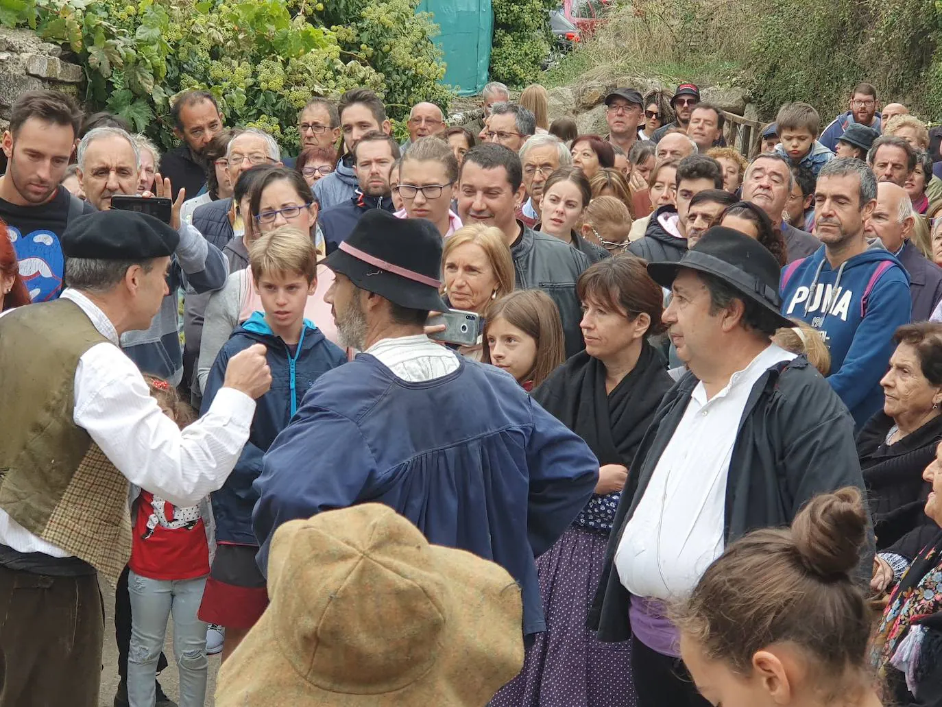 Participantes en la pisada de la uva.