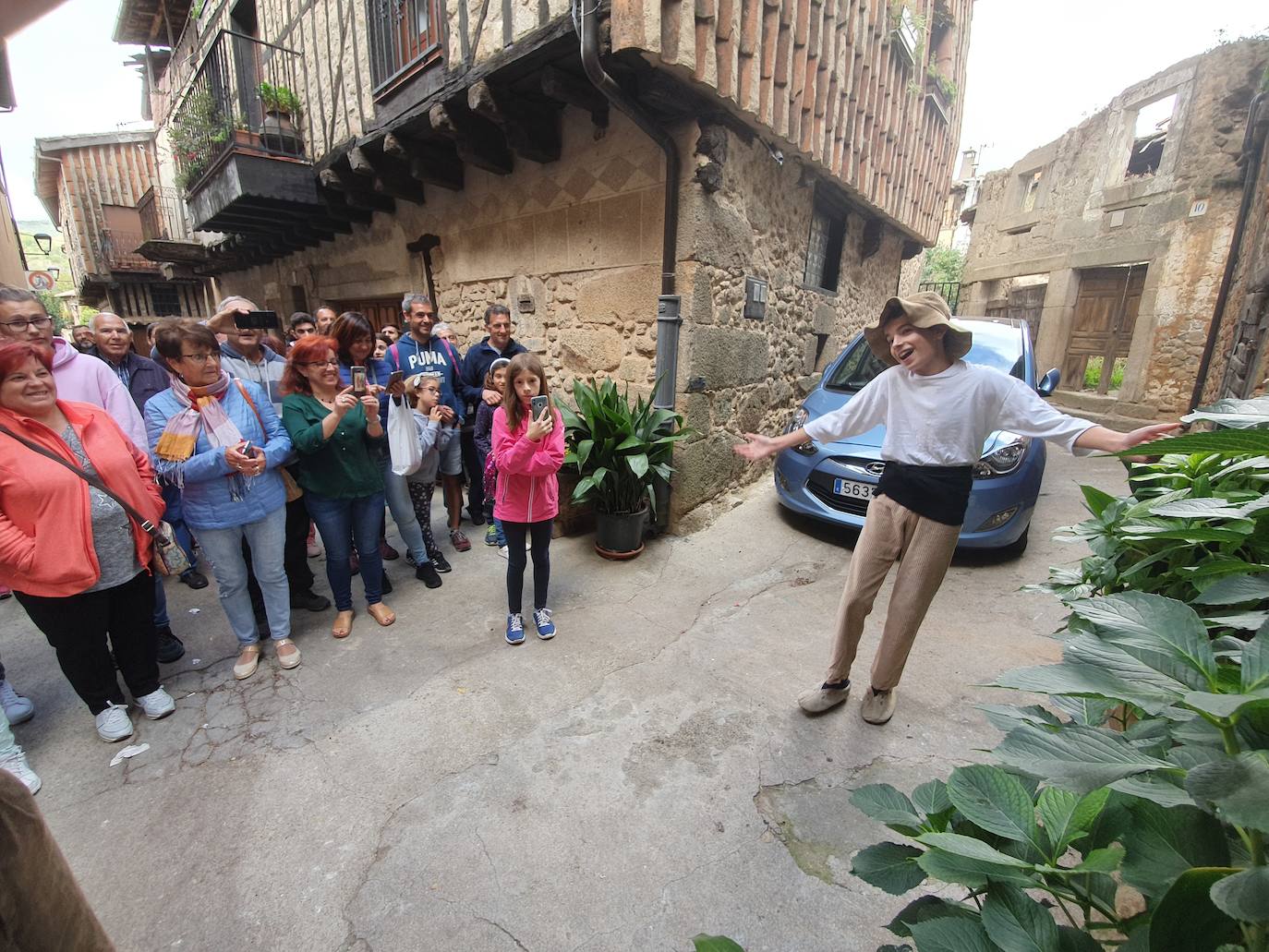 Participantes en la pisada de la uva.