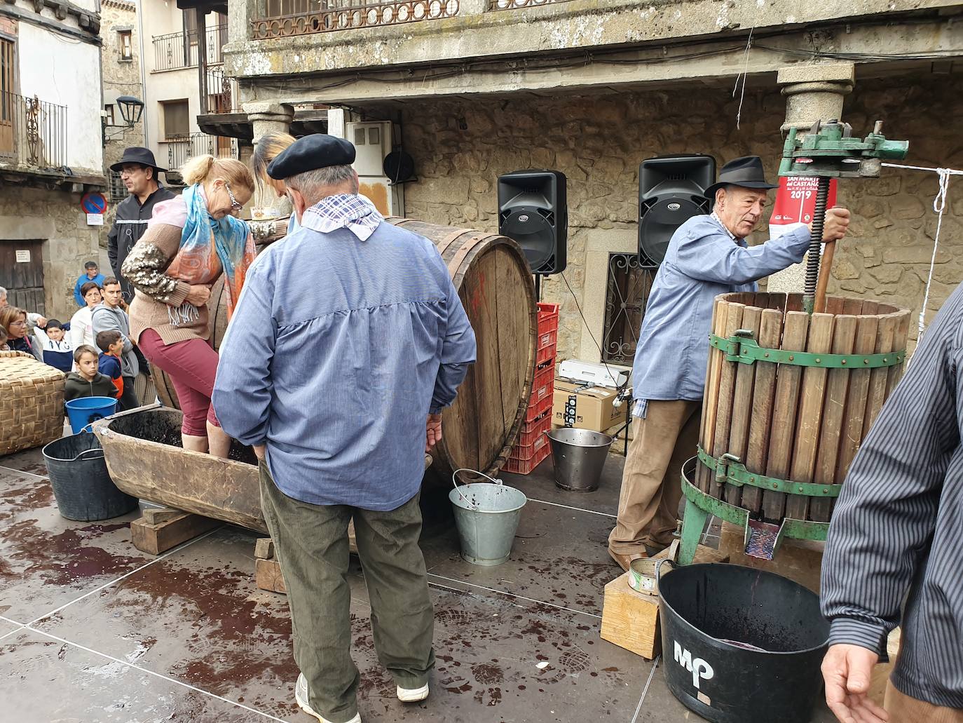 Participantes en la pisada de la uva.