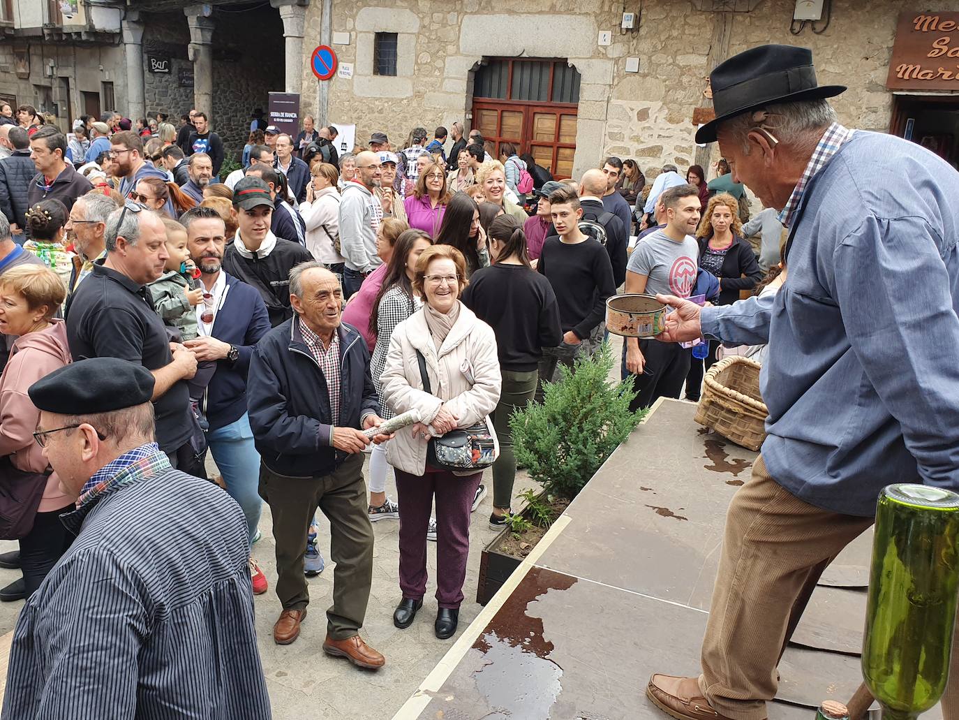 Participantes en la pisada de la uva.