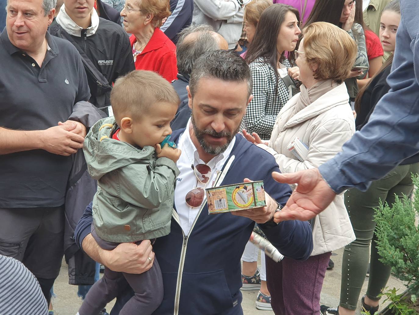 Participantes en la pisada de la uva.