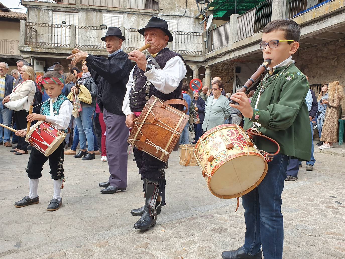 Participantes en la pisada de la uva.