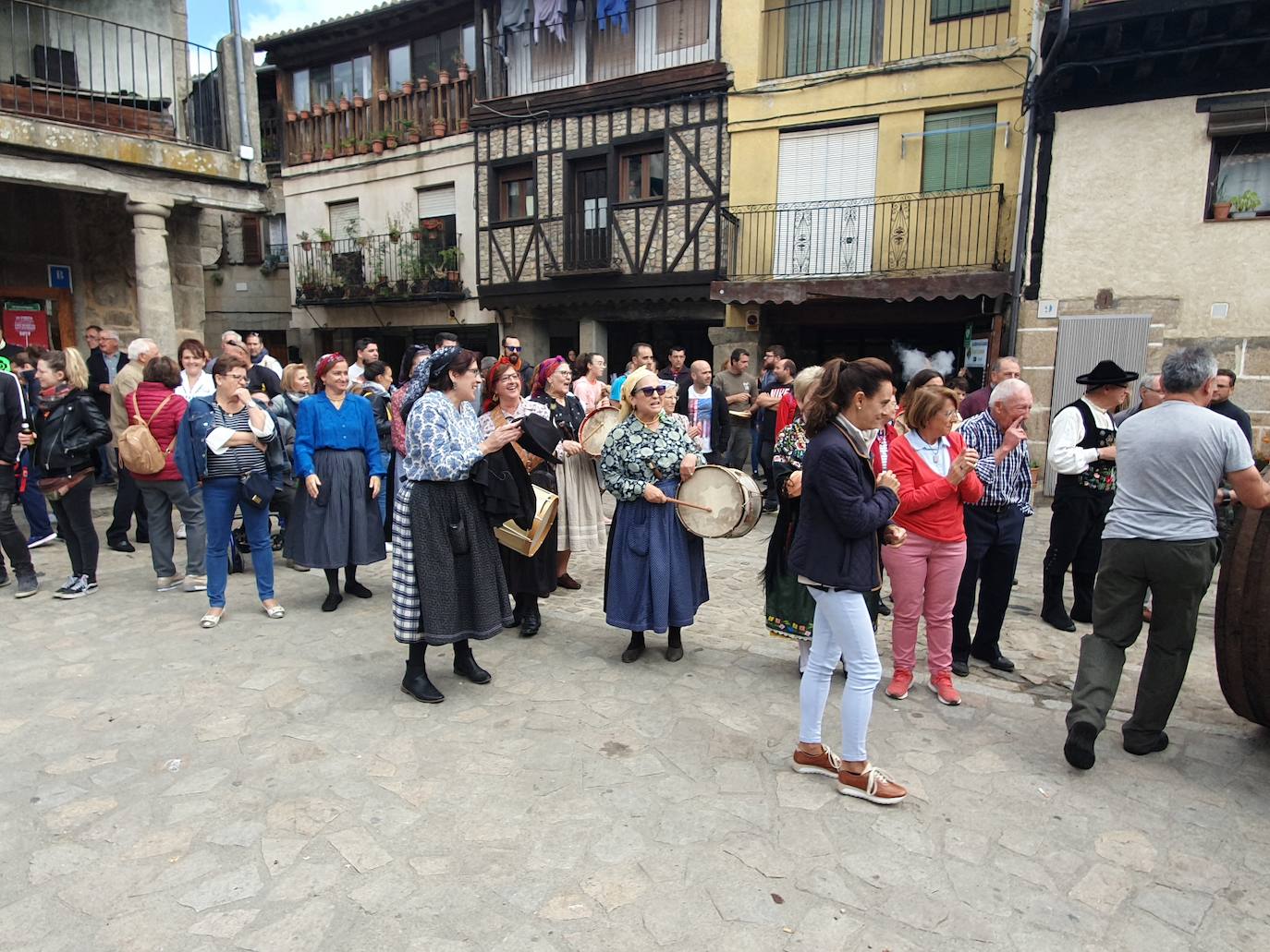 Participantes en la pisada de la uva.