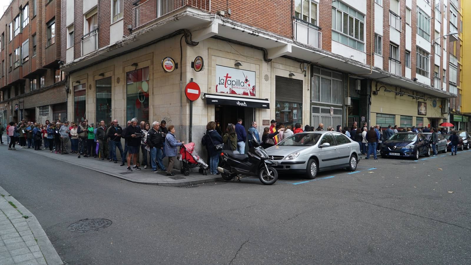 Decenas de personas hacían cola desde primera hora de esta mañana para inscribirse en la octava edición de la marcha que organiza la Asociación Española Contra el Cáncer (AECC) el domingo 27 de octubre