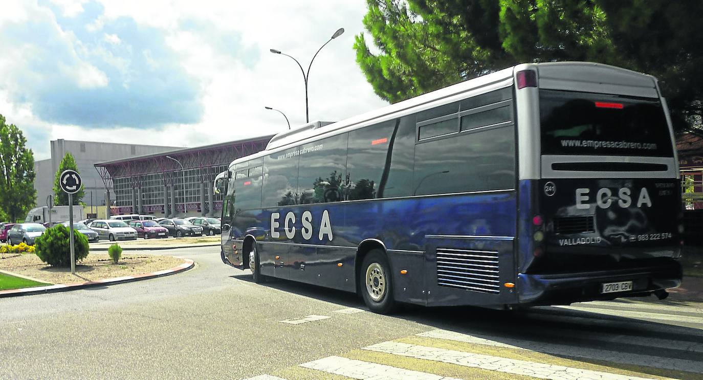 Autobús de transporte que realiza las rutas en la localidad.