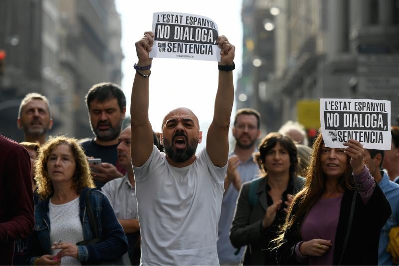 Manifestación por el centro de Barcelona en protesta por la sentencia