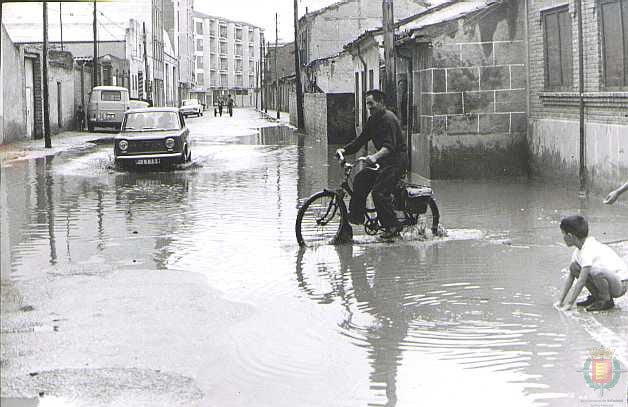 Fotos: Estampas del Valladolid antiguo (XXI): en bicicleta a todas partes