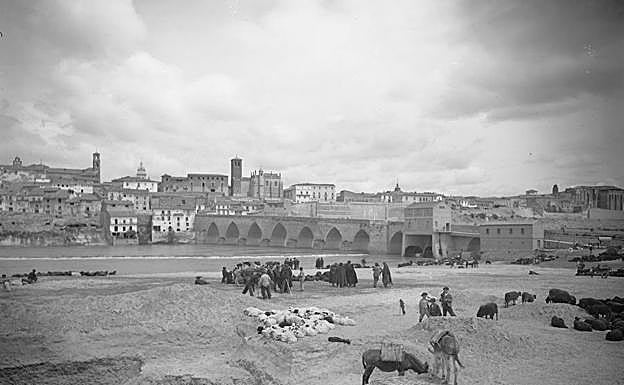 Vista de la localidad de Tordesillas a finales del siglo XIX.