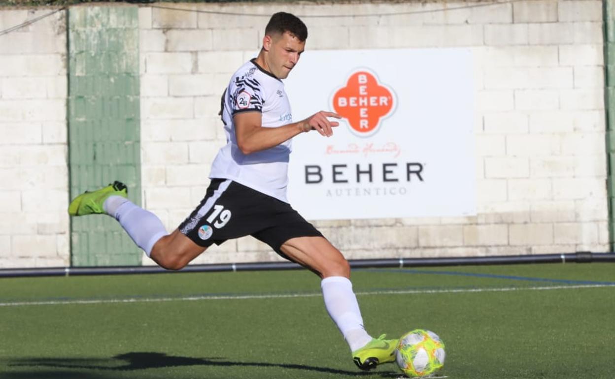 Uxío lanza el penalti del 0-1 en Guijuelo. 
