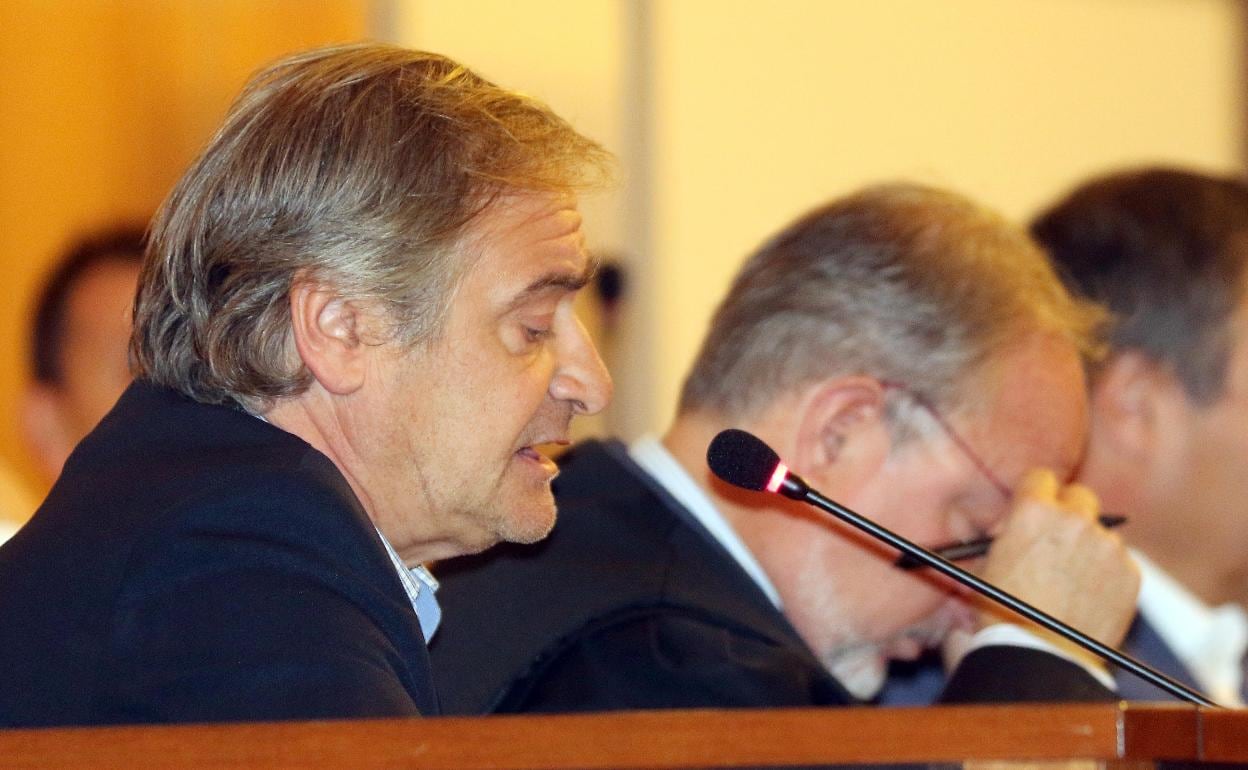 El exconcejal de Urbanismo del Ayuntamiento de Valladolid José Antonio García de Coca responde a las preguntas de la fiscal en la primera sesión del juicio del PGOU. 
