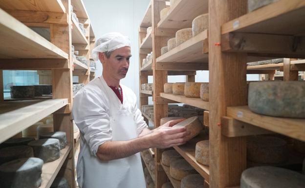 Pablo Goicoechea coloca un queso en la cámara.