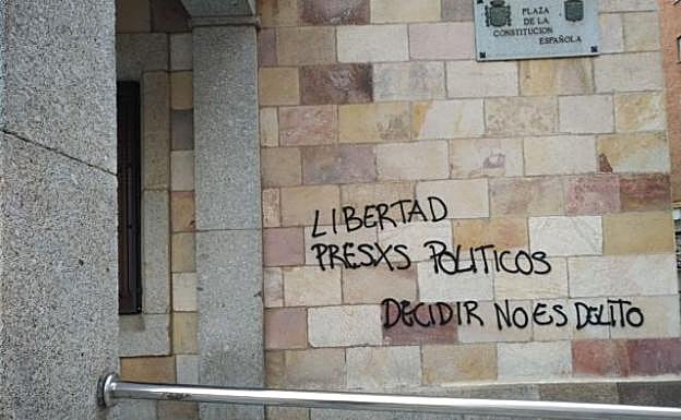 Pintadas que han aparecido esta mañana en la Subdelegación del Gobierno en Zamora. 