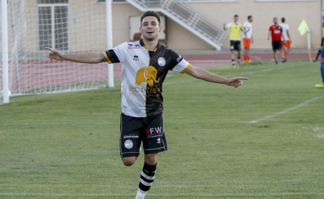 Álex González celebra un gol con Unionistas.