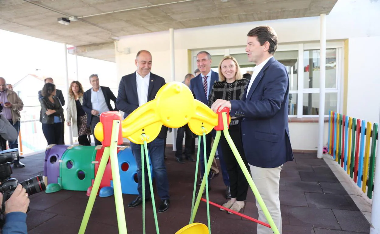 Alfonso Fernández Mañueco, durante su visita a la escuela de Otero de Herreros. 