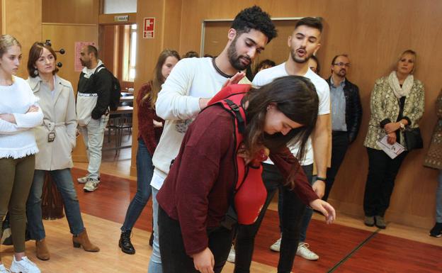 El brazo izquierdo sujeta, cruzado sobre el pecho, y el derecho 'palmea' con fuerza entre los omoplatos. 