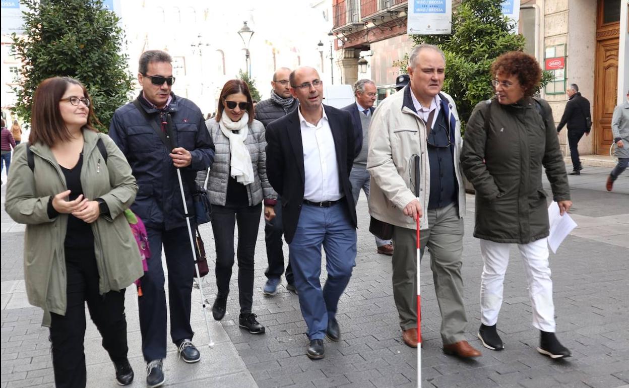 Los concejales y miembros de las asociaciones realizan el recorrido.