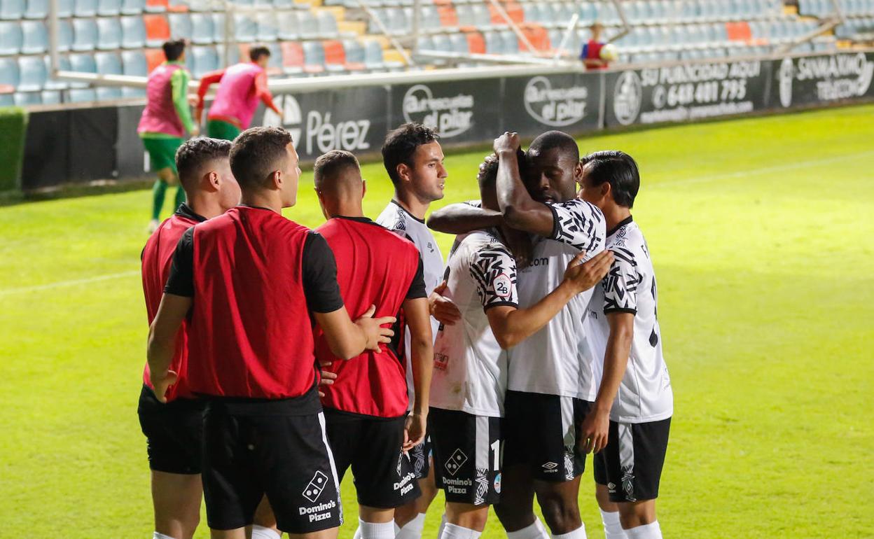 Los jugadores del Salamanca CF UDS celebran el tanto ante el Burgos CFen la Copa RFEF.