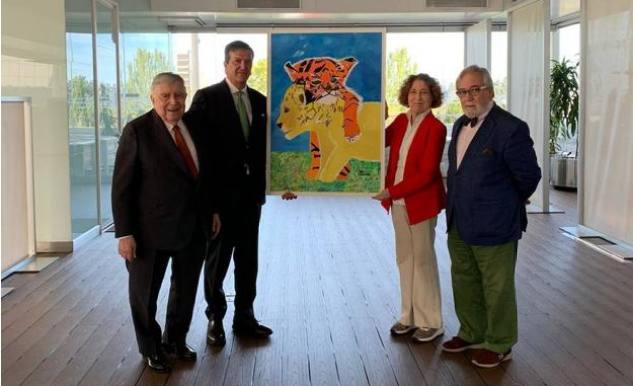 De izquierda a derecha, sostienen la obra de Alba los miembros del jurado, Luis María Anson, Enrique de Ybarra (presidente), Carmen Iglesias y Tomás Paredes.