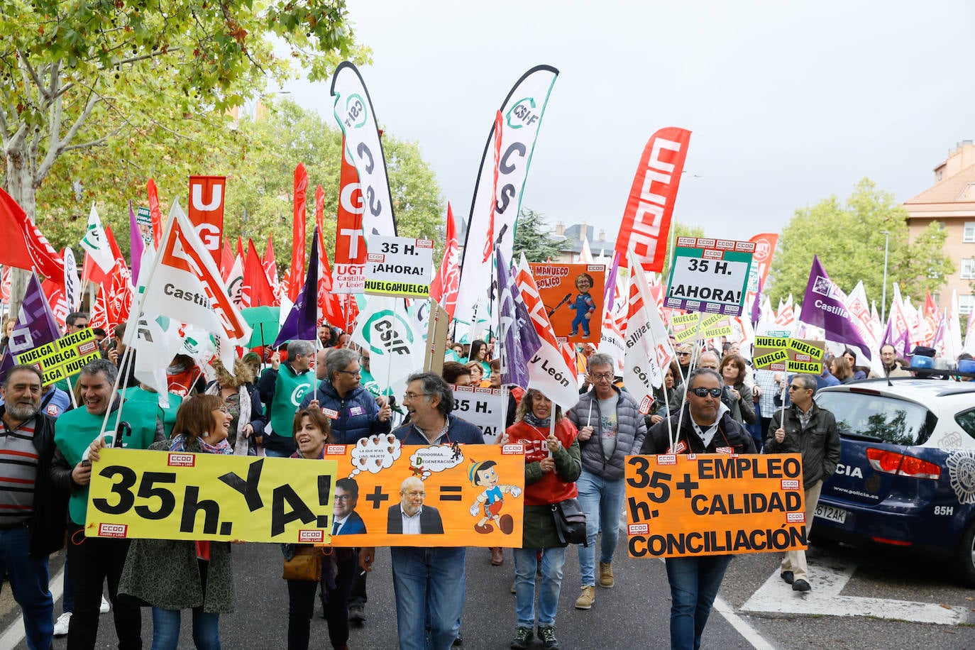 Los manifestantes, convocados de forma conjunta por CC OO, UGT y CSIF y detrás de una pancarta en la que se podía leer: 'Cumple tus acuerdos. Junta' recorrieron la plaza de Castilla y León para después concentrarse en la calle Santiago Alba de Valladolid.