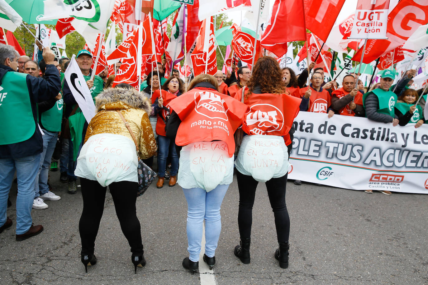 Los manifestantes, convocados de forma conjunta por CC OO, UGT y CSIF y detrás de una pancarta en la que se podía leer: 'Cumple tus acuerdos. Junta' recorrieron la plaza de Castilla y León para después concentrarse en la calle Santiago Alba de Valladolid.