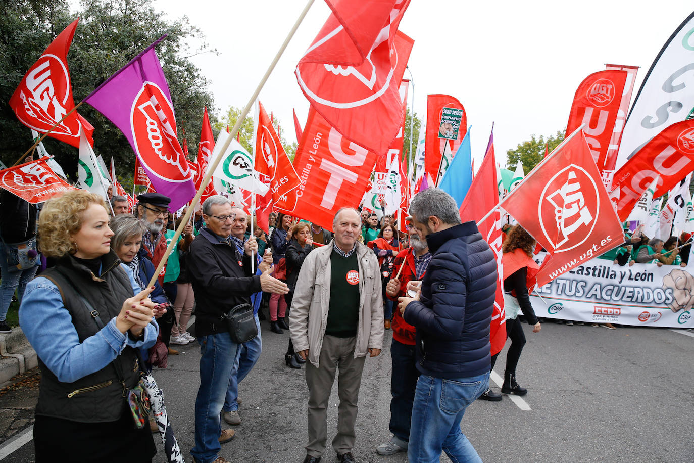 Los manifestantes, convocados de forma conjunta por CC OO, UGT y CSIF y detrás de una pancarta en la que se podía leer: 'Cumple tus acuerdos. Junta' recorrieron la plaza de Castilla y León para después concentrarse en la calle Santiago Alba de Valladolid.