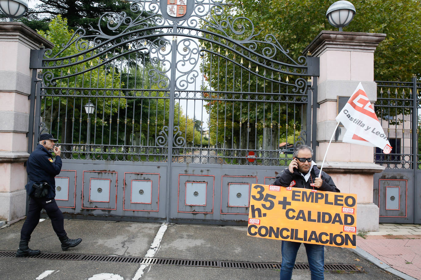 Los manifestantes, convocados de forma conjunta por CC OO, UGT y CSIF y detrás de una pancarta en la que se podía leer: 'Cumple tus acuerdos. Junta' recorrieron la plaza de Castilla y León para después concentrarse en la calle Santiago Alba de Valladolid.