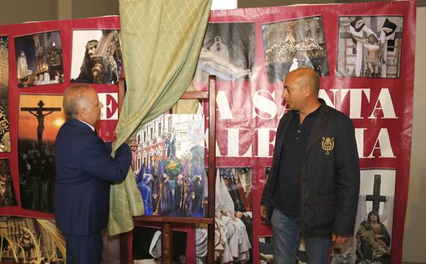 El presidente de la Hermandad de Cofrafías, Antonio Motila, descubre el cartel, junto al pintor Pedro Suazo.