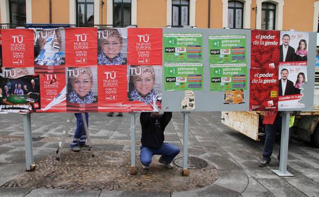 Carteles electorales en Segovia.