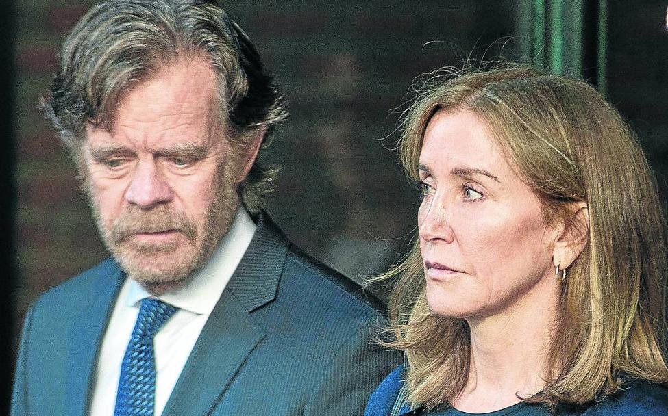 Felicity Huffman y su esposo, el también actor William H. Macy, durante el juicio. 