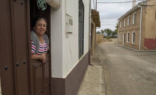 Cecilia Alcalde, en su casa de Villafrades de Campos. 